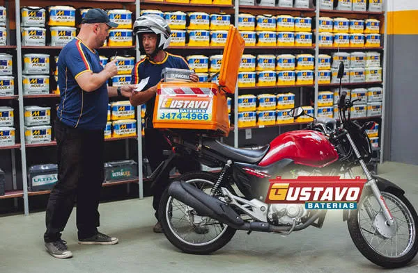 Entregador da Gustavo Baterias saindo para instalação com a bateria