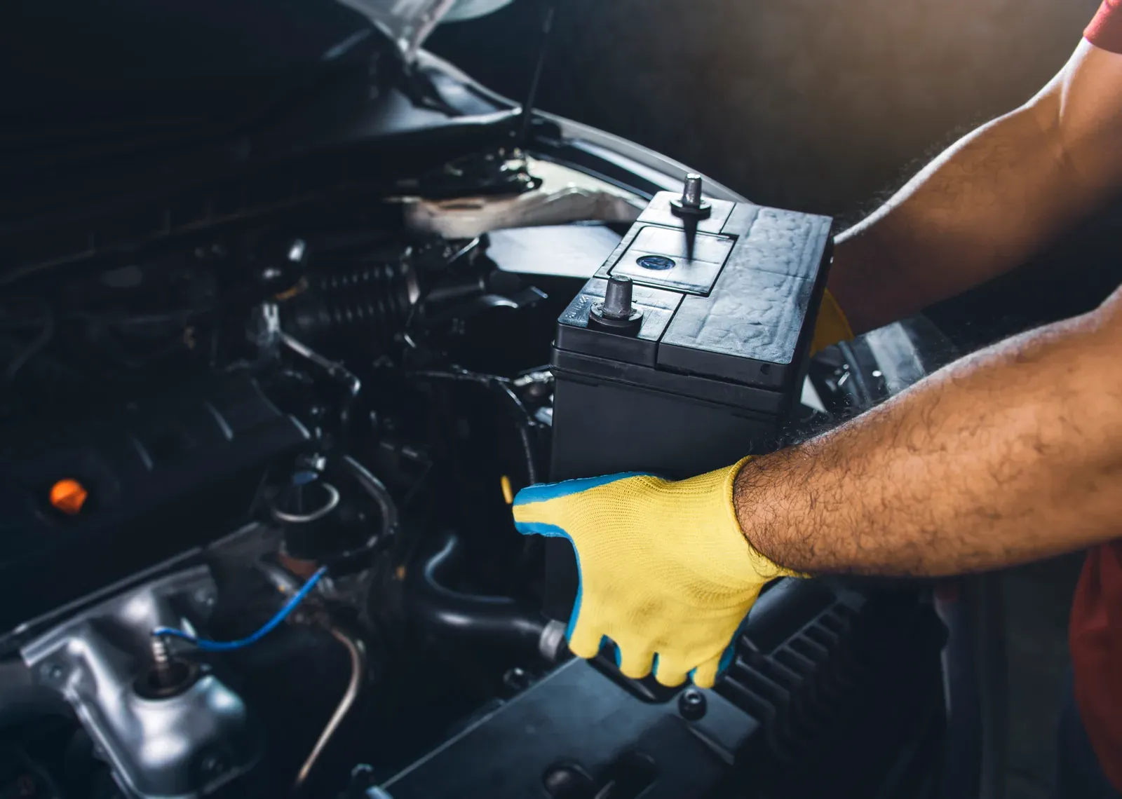 Técnico instalando a bateria no veículo