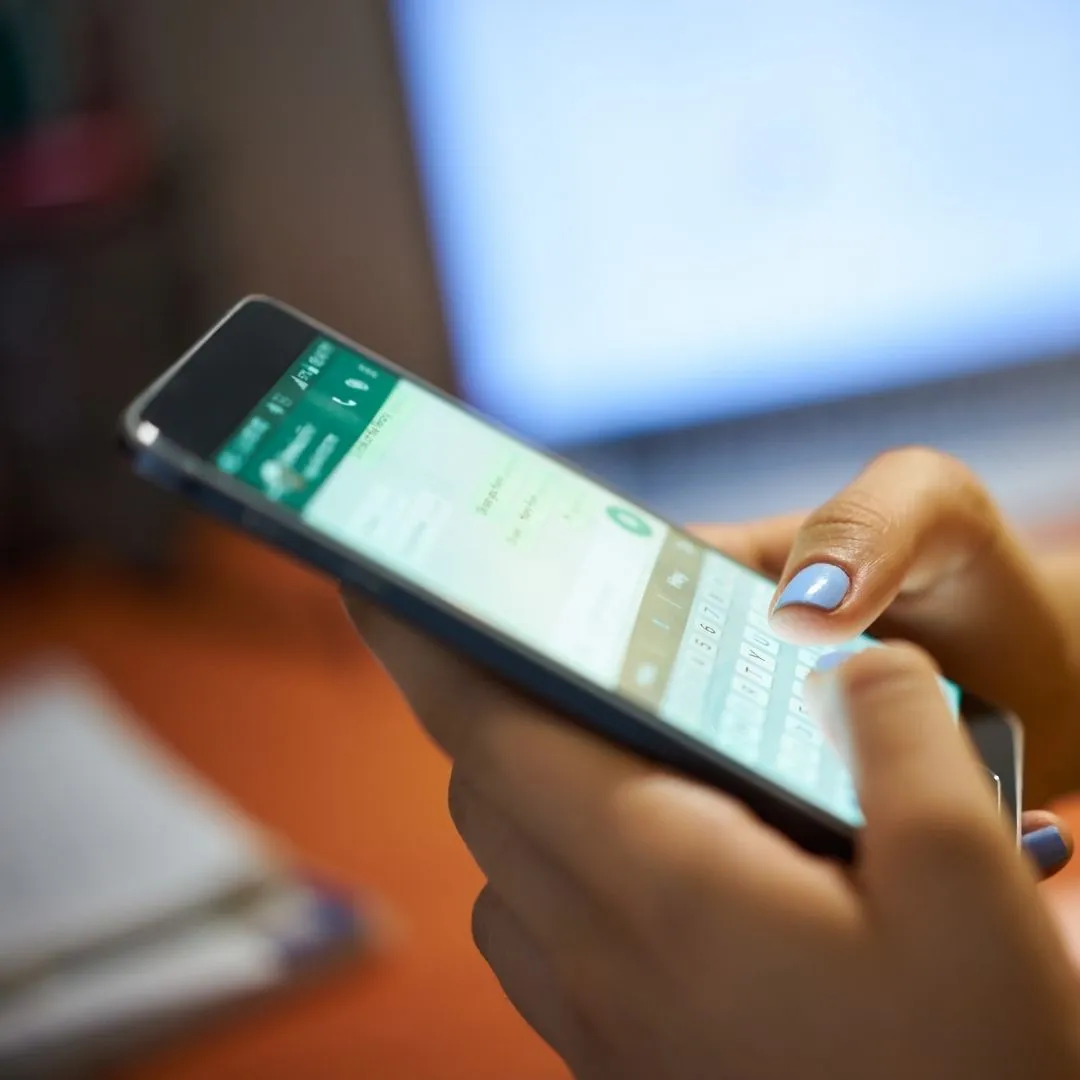 Cliente enviando mensagem no WhatsApp pelo celular
