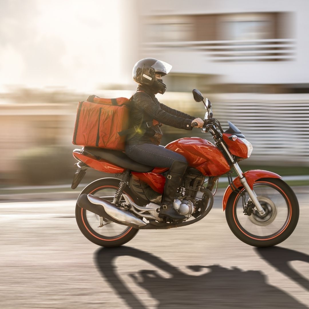 Entregador em moto saindo para o atendimento no local