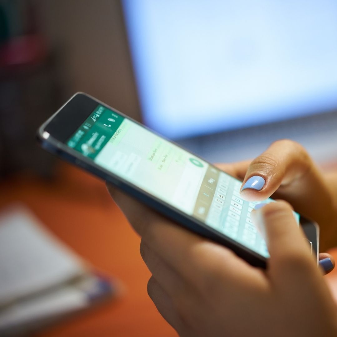 Cliente enviando mensagem no WhatsApp pelo celular